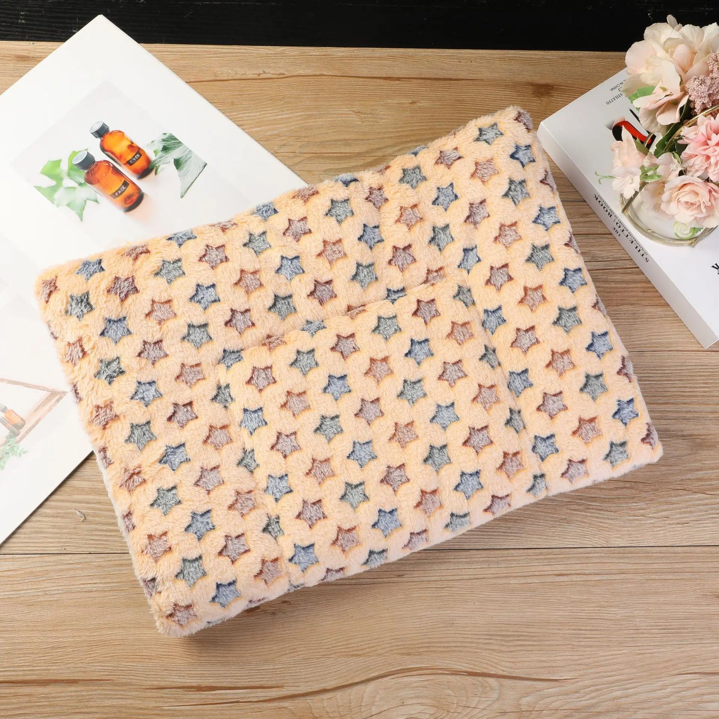 Plush & Warm Flannel Pet Blanket for Cats & Small Dogs